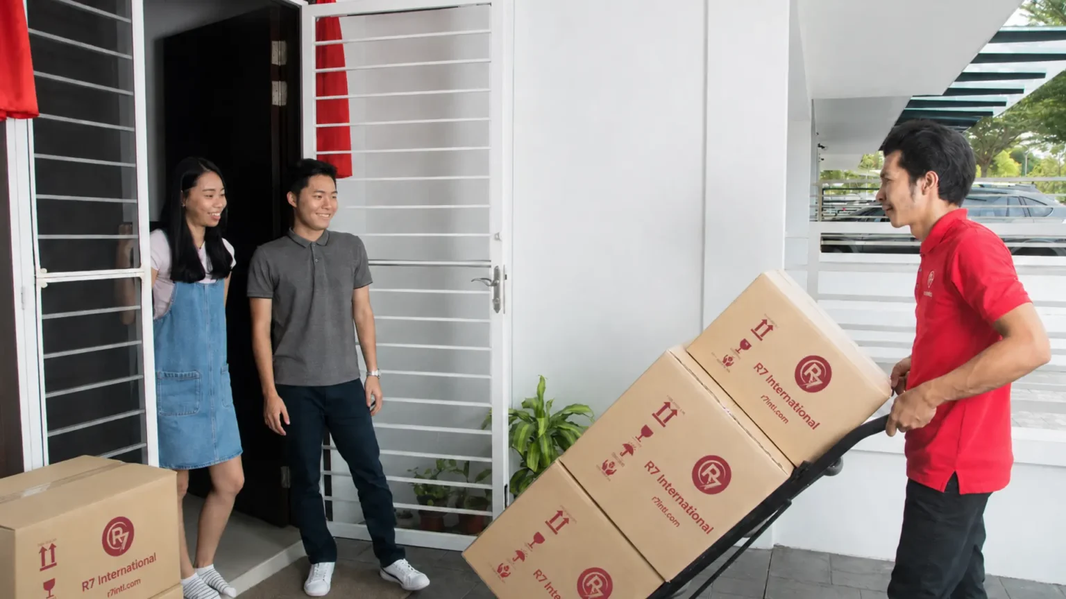 R7 International mover delivering branded cartons to a customer at their door